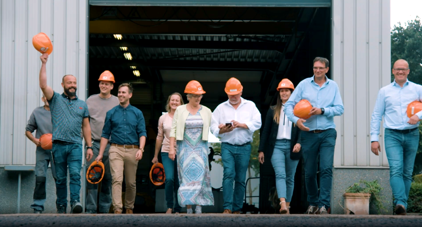 Team Interboring à la porte de l'entrepôt